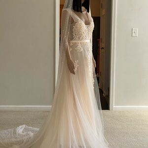 Elegant Ivory Lace Wedding Dress with Veil